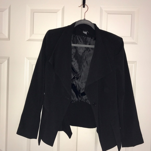 Black blazer-super cute detail. - Picture 7 of 7